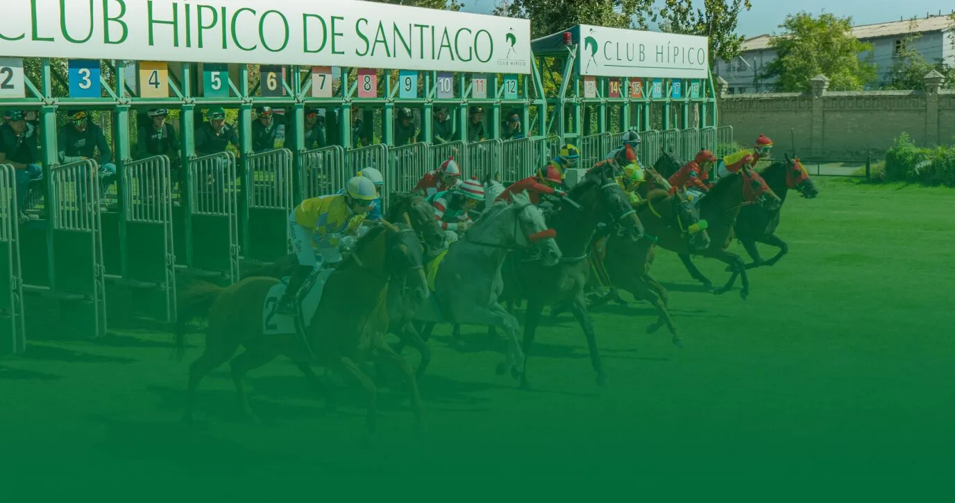 Partida de una carrera bajo el letrero del Club Hípico de Santiago